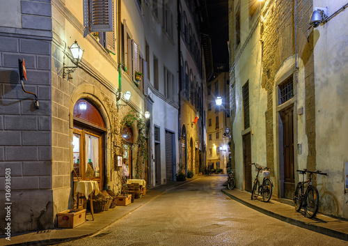 Fototapeta Nocny widok wąskiej ulicy we Florencji, Toskania. Włochy