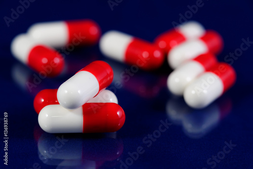 Leki w kapsułkach na niebieskim tle © Ryszard