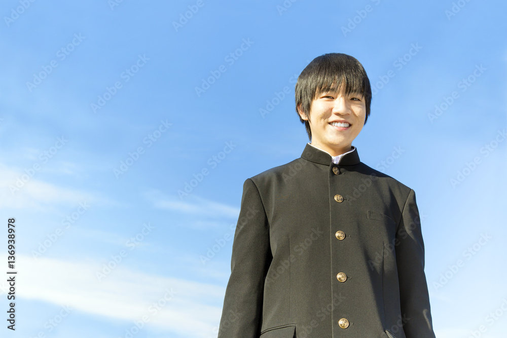 カメラ目線の学ラン姿のる高校男子 カメラ目線の学ラン姿のる高校男子