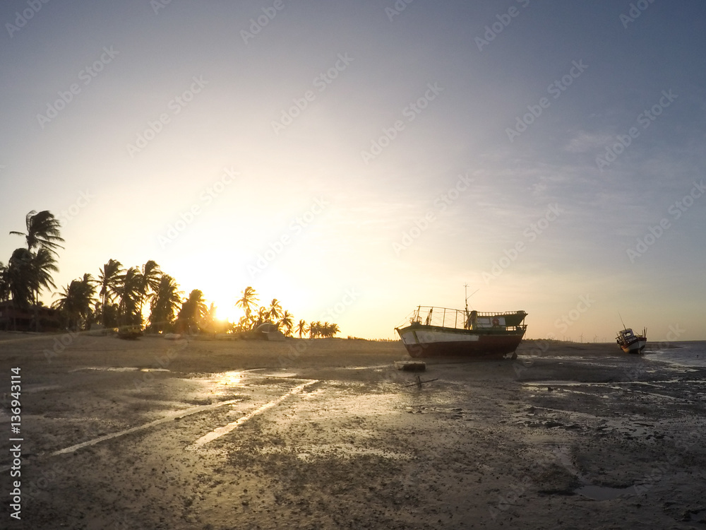 Naklejka premium Shipwrecks at a lagoon in ceara brazil