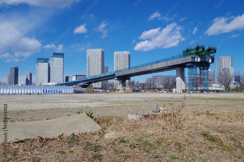 工事中の橋と空き地