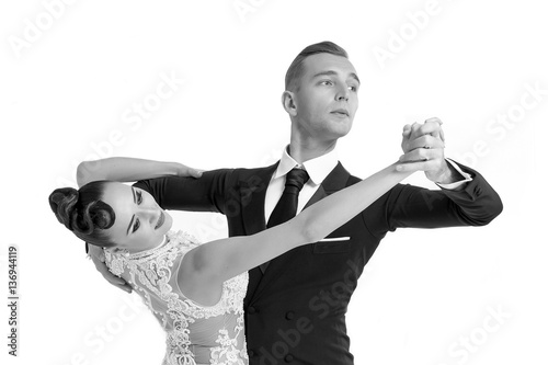 Fotografia ballrom dance couple in a dance pose isolated on white bachground