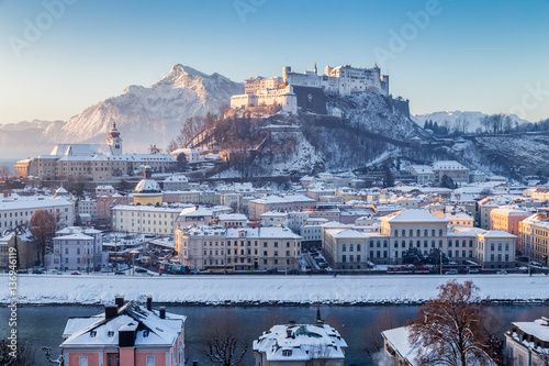 Obraz na płótnie Classic view of Salzburg at sunrise in winter, Austria w salonie
