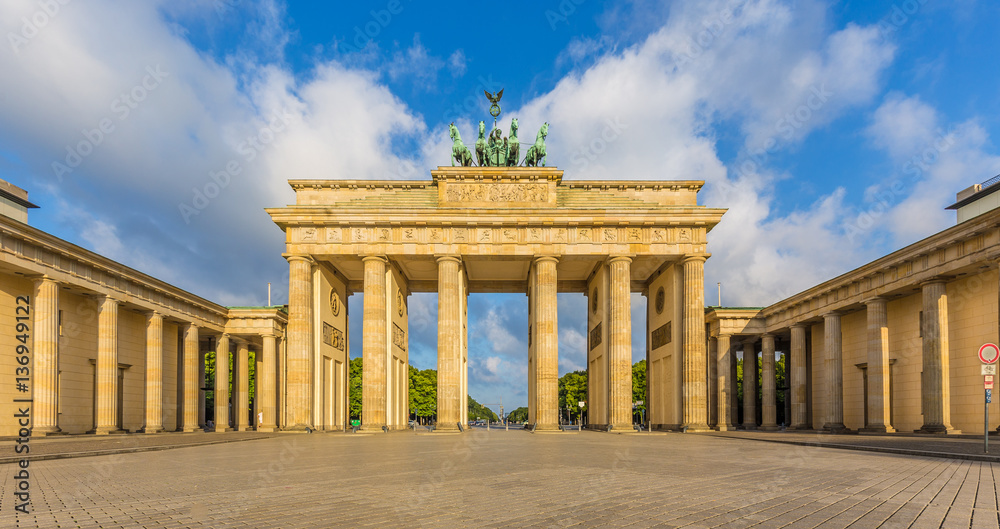 Fototapeta premium Brandenburg Gate at sunrise, Berlin, Germany