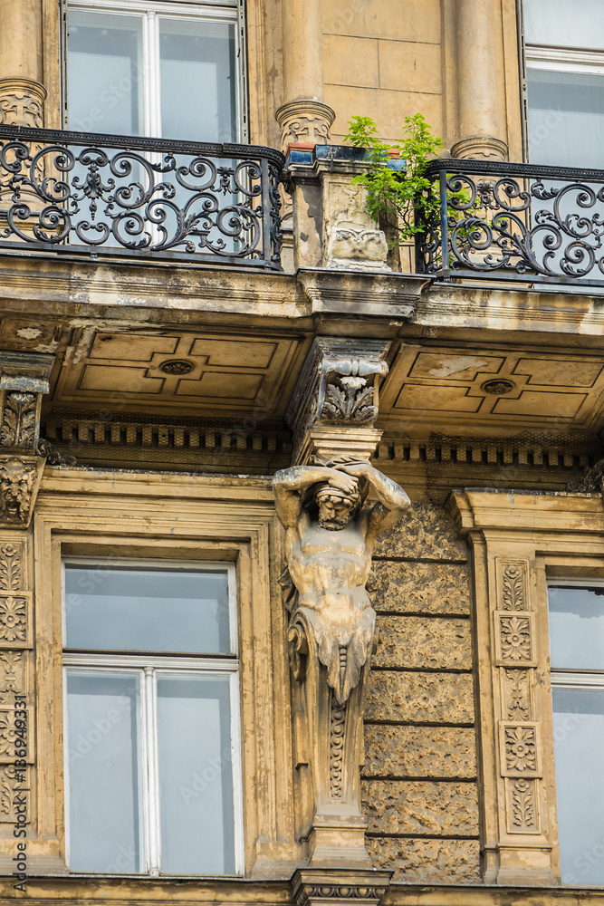 Obraz premium Viennese architecture: old dwelling house in Vienna, Austria.