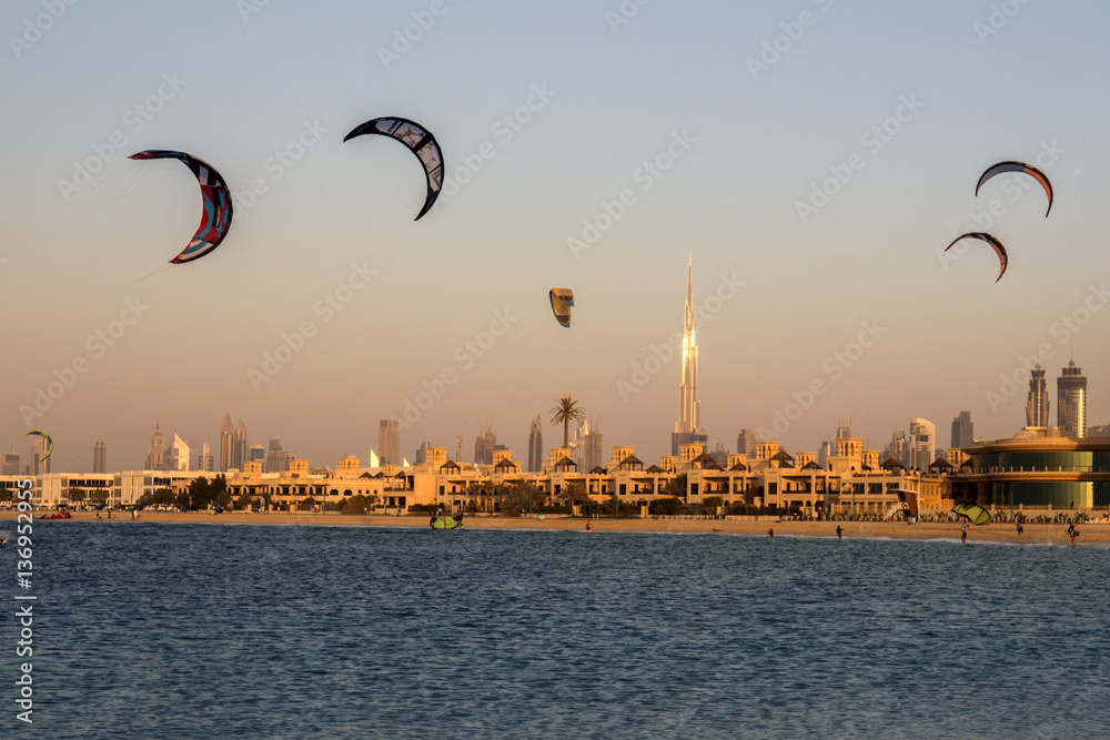 Naklejka premium Dubaj plaża kitesurfing i panorama panoramę