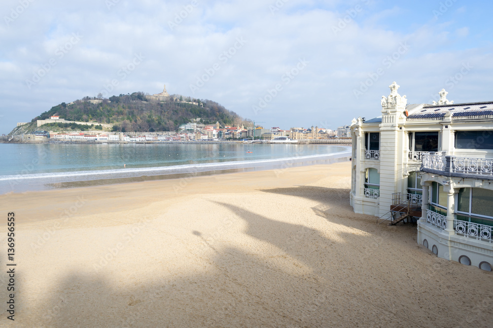 Obraz premium La Concha bay in San Sebastian (Spain)
