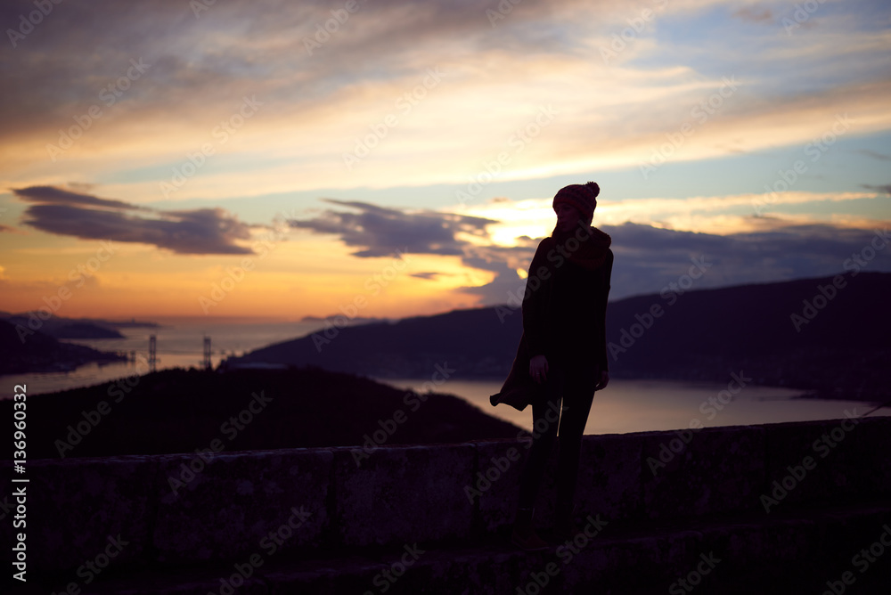 Silueta de mujer contemplando el atardecer sobre la Ría de Vigo
