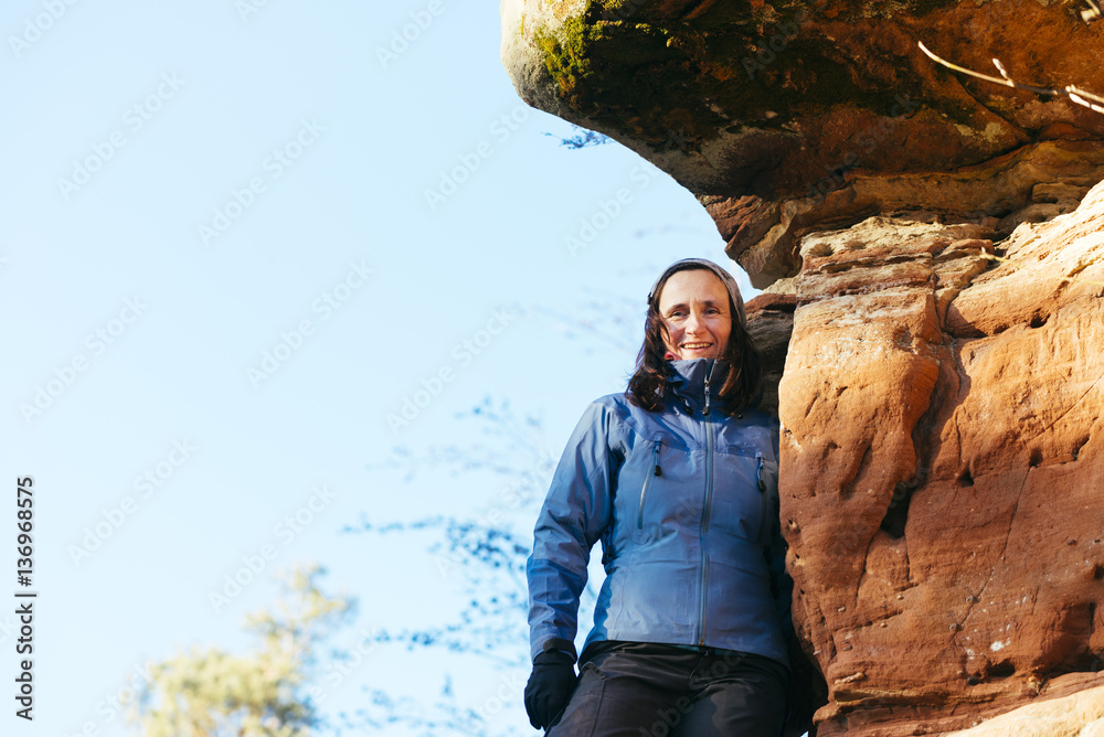 Naklejka premium Wanderin hat Spaß am draußen sein im Pfälzer Wald / Dahn, Rheinland- Pfalz, Deutschland, Europa