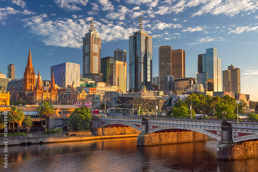 Obraz premium Melbourne. Pejzaż miejski z Melbourne, Australia podczas letniego wschodu słońca.