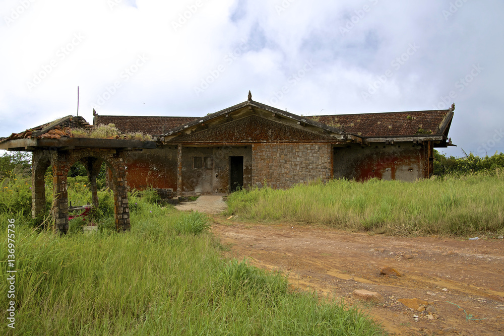 RUINES D'UNE MAISON COLONALE au bokor RUINES D'UNE MAISON COLONALE au bokor