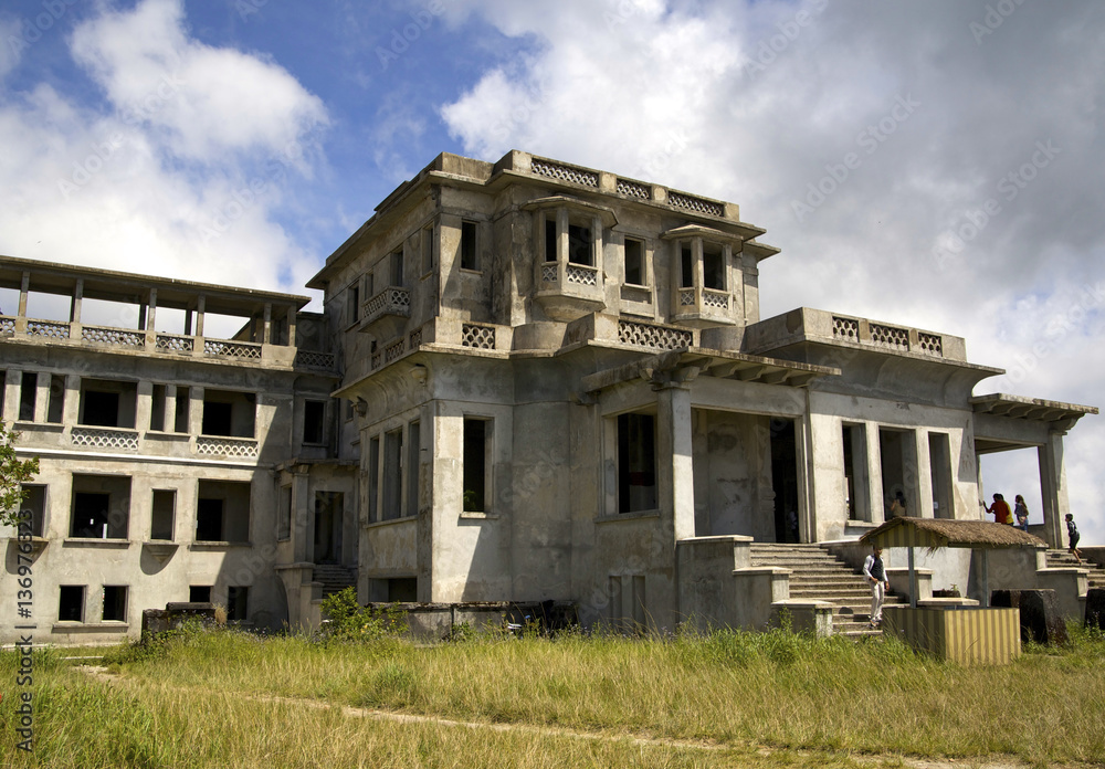Fototapeta premium CASINO DU BOKOR , HERITAGE DE LA PERIODE COLONIALE AU CAMBODGE