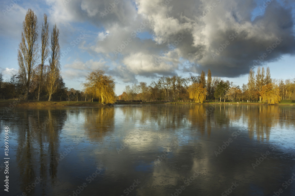 Reflets d'hiver sur l'eau en Normandie France