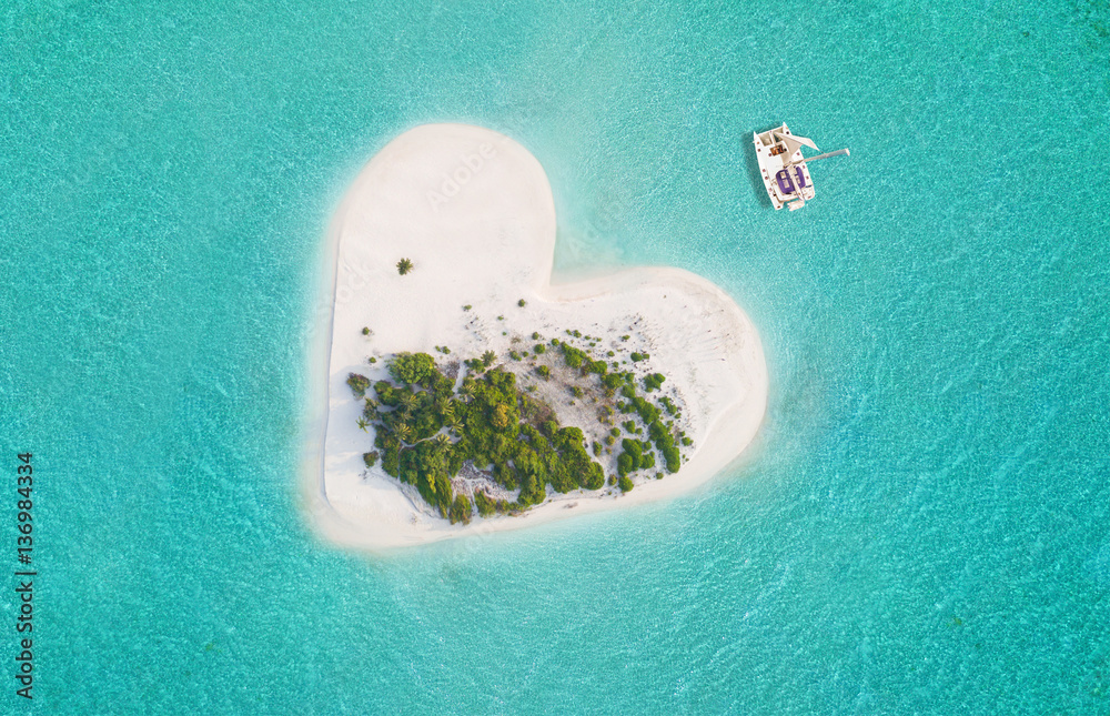 Tropical island in heart shape - obrazy, fototapety, plakaty 