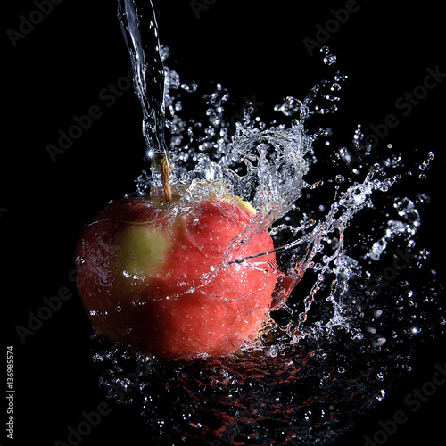 Apfel mit Wasserspritzer, frisch