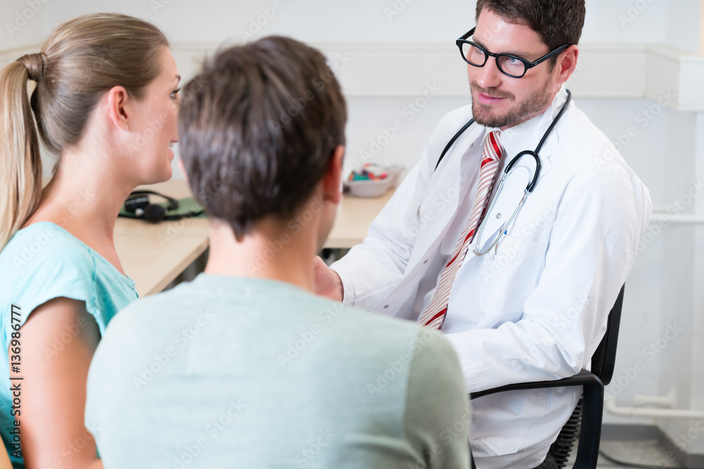 Obraz premium Pregnant woman and her partner seeing physician