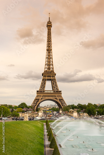 Tour Eiffel in Paris © gumbao