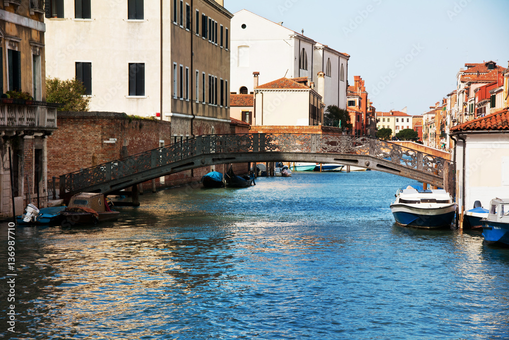 schmiedeeiserne Brücke über Kanal in Venedig