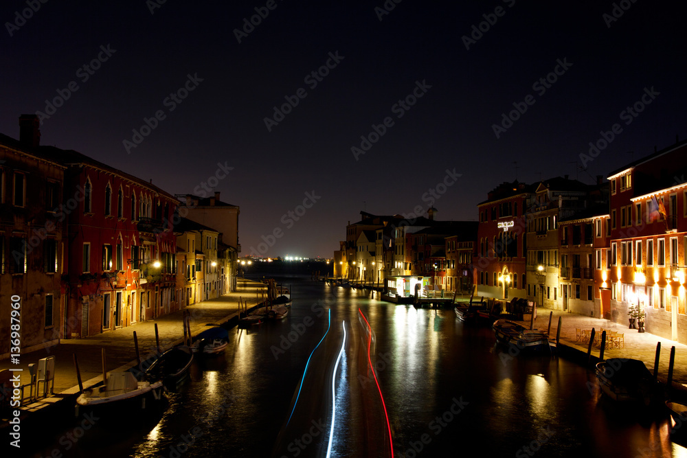 Verkehr auf dem Kanal in Venedig bei Nacht