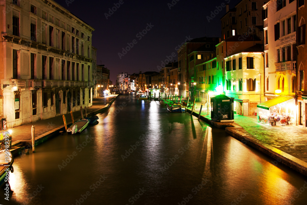 Langzeitbelichtung am Canal Grande in Venedig