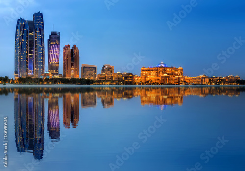 Fototapeta Naklejka Na Ścianę i Meble -  Abu Dhabi Skyline