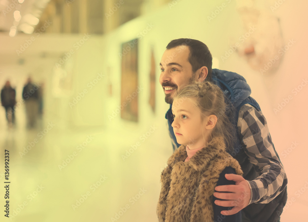 Obraz premium Father and daughter looking at ancient bas-reliefs in museum