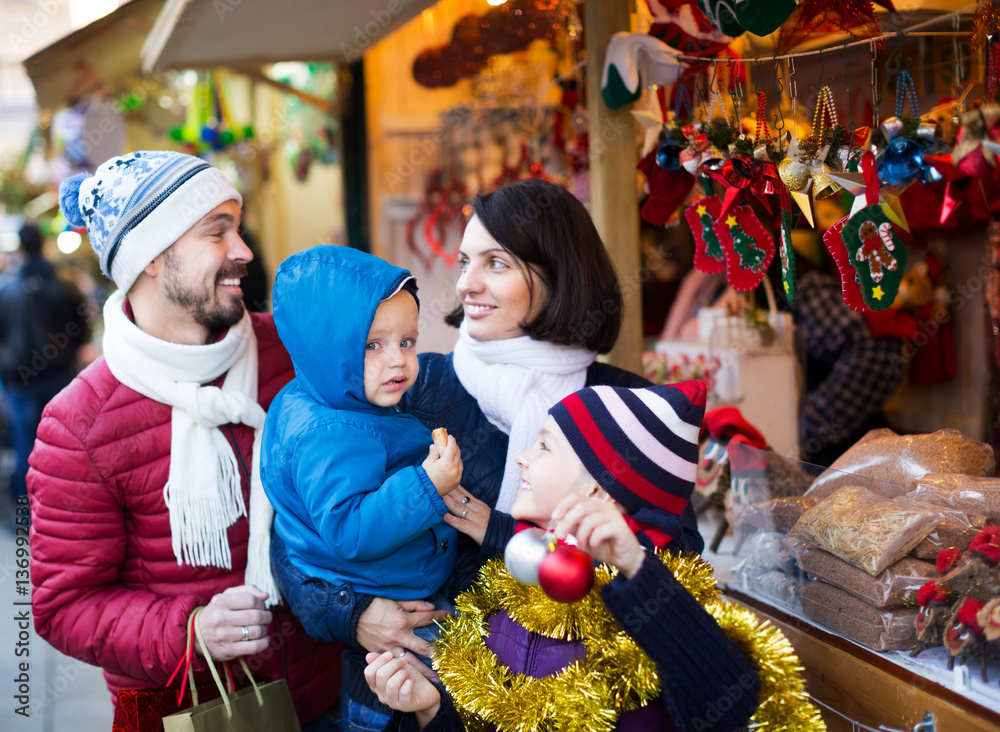 Obraz premium Family purchasing Christmas decoration