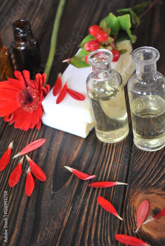 Olejki eteryczne, naturalne mydła i czerwone kwiaty