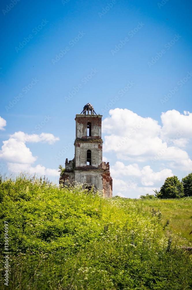 Naklejka premium Old ruined church in a green grass.
