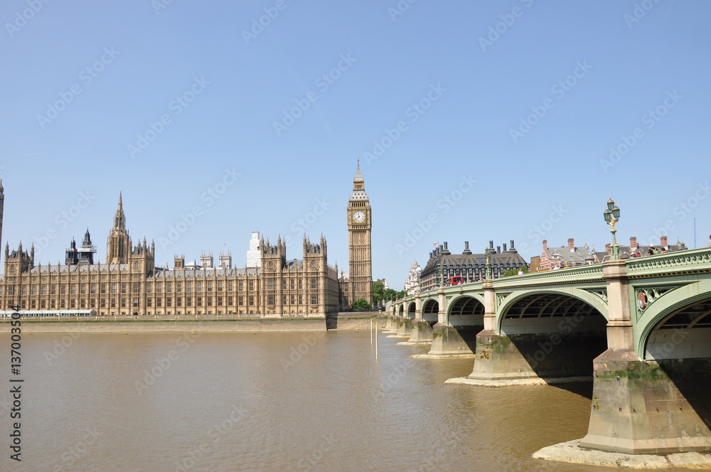 Parlamento de Londres y puente sobre el Támesis