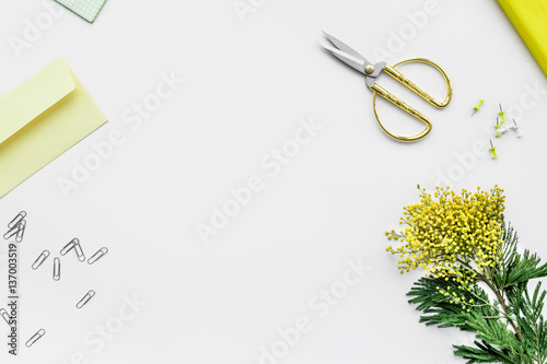 female desktop with keyboard and flowers top view mock up © 279photo