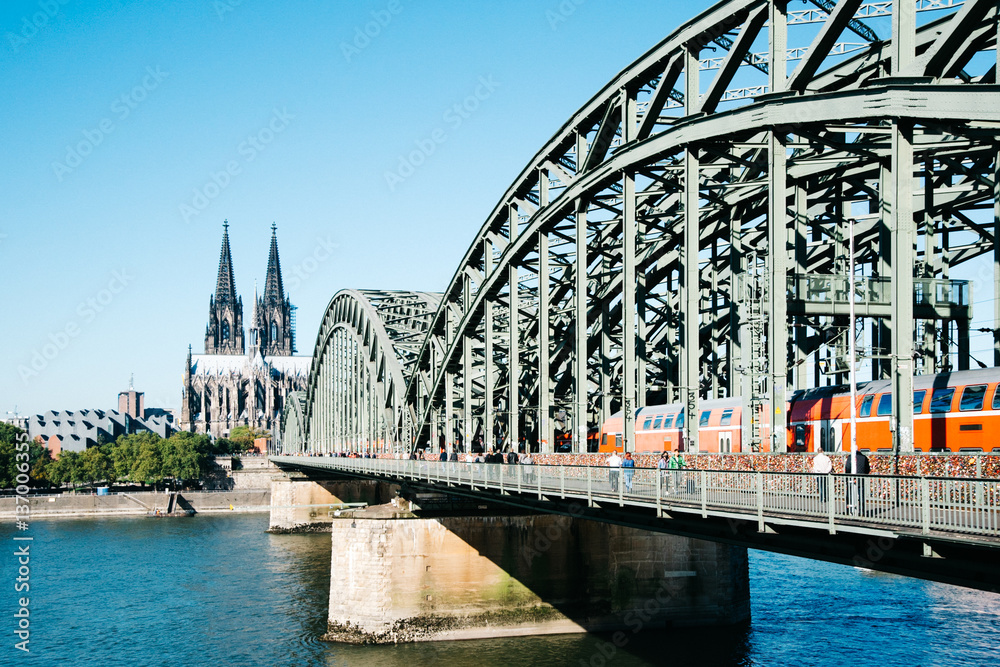 Blick über den Rhein mit Hohenzollernbrücke und Kölner Dom StockFoto