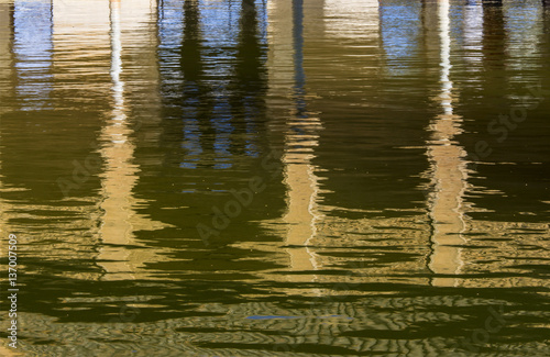 Columnas reflejadas en el agua