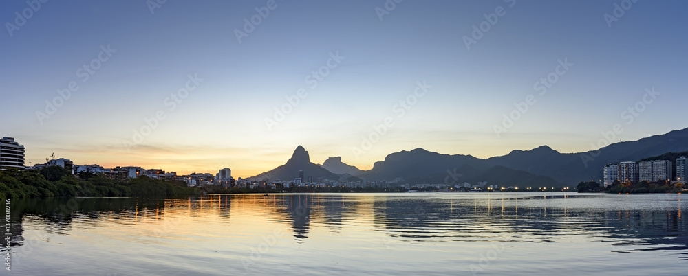 Naklejka premium Panoramic image of the sunset at Rodrigo de Freitas Lagoon, Rio de Janeiro