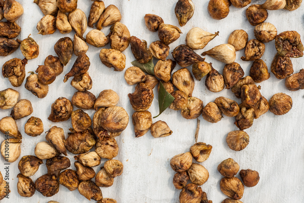 Obraz premium Figs drying on the sun