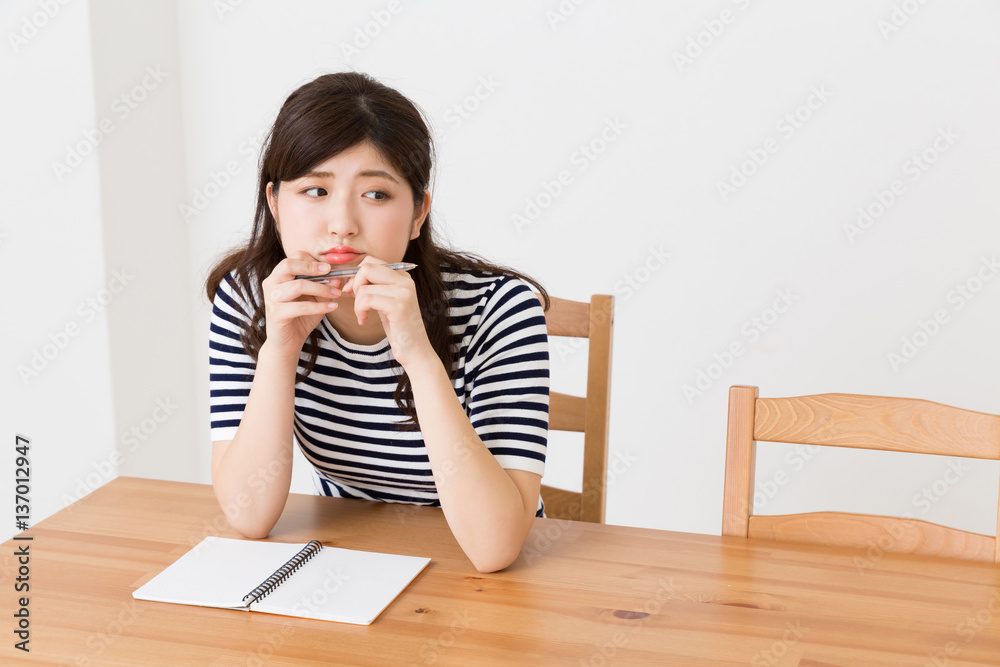 メモをする女性 考える メモをする女性 考える
