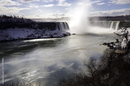 Fototapeta Naklejka Na Ścianę i Meble -  Sweeping view of Niagara Falls and the swirling river current, m