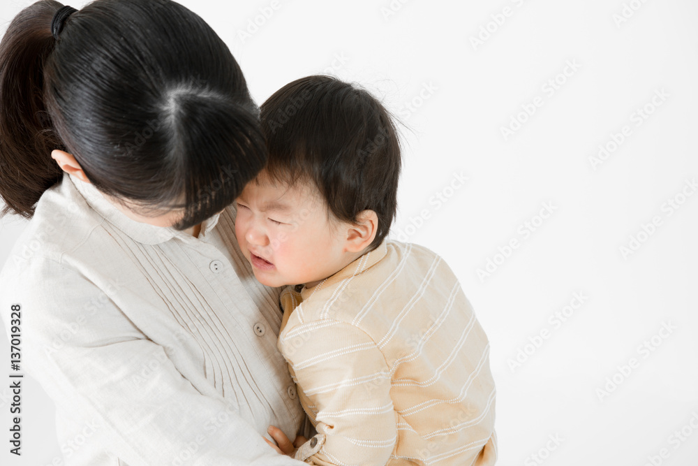 泣く赤ちゃん、あやす、親子、母 Stock Photo | Adobe Stock