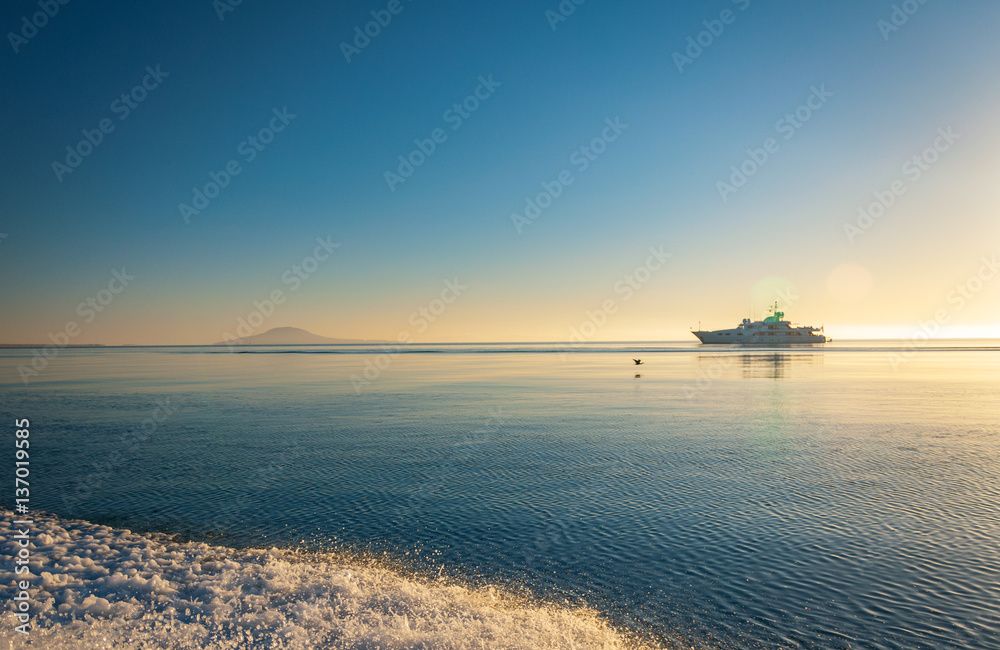 Φωτογραφία Silhouette of a luxurious yacht on the sea of cortez at sunset