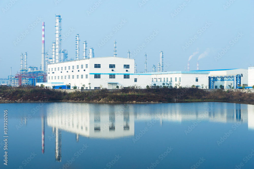 Fototapeta premium oil refinery plant near river