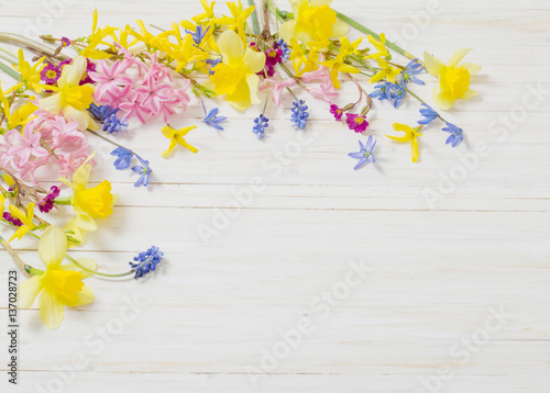 Fototapeta Naklejka Na Ścianę i Meble -  flowers on  white wooden background