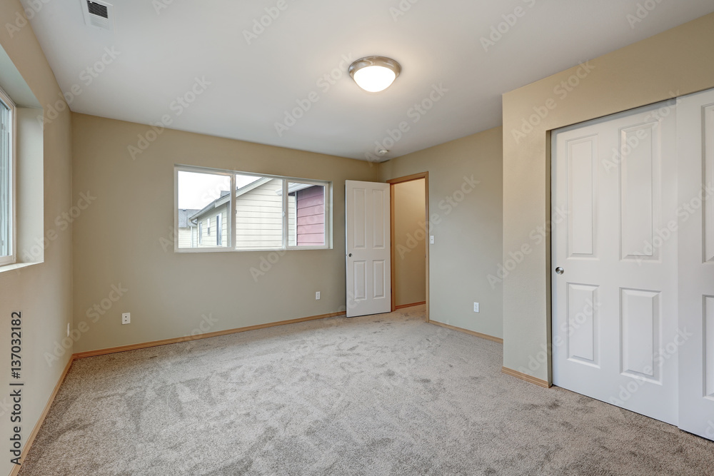 Obraz premium Empty beige bedroom interior of new contemporary home