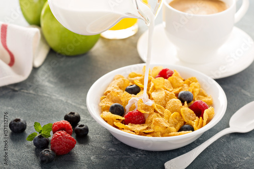 Cornflakes cereals with berries