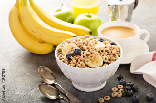 Photo Healthy cold cereal in a white bowl