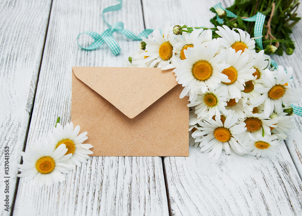 Obraz premium bouquet of daisies with envelope