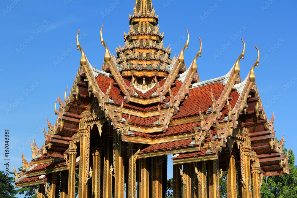 Naklejka premium Thai art golden pavilion on the lake
