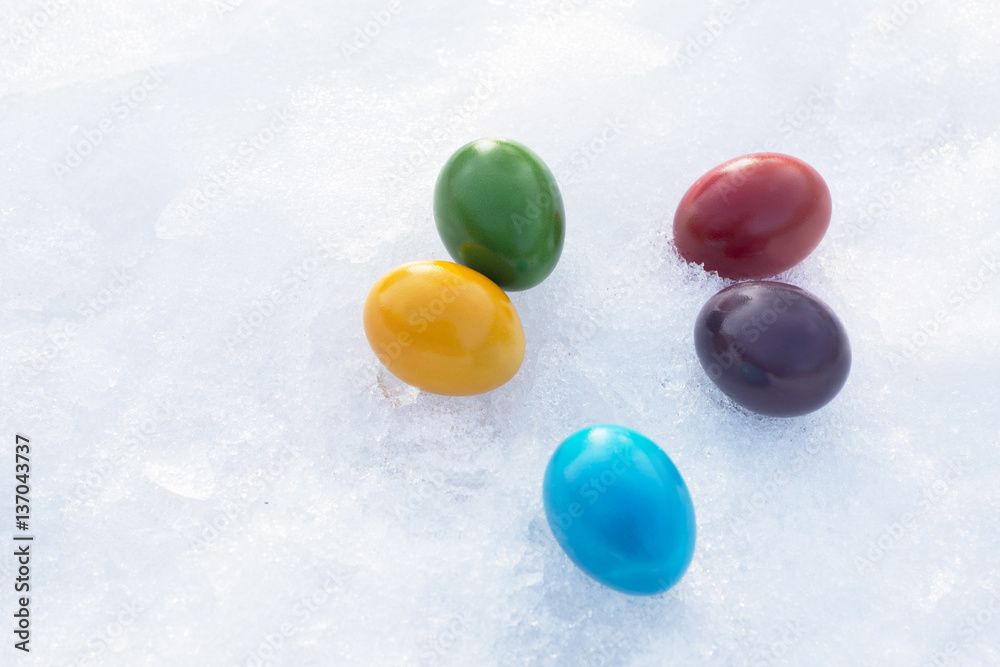 Fototapeta premium Bunte Ostereier im Schnee, winterliche Ostern