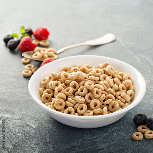 Foto Healthy cold cereal in a white bowl