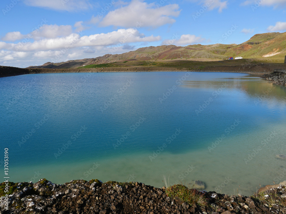 Der mit Wasser gefüllte Explosionskrater Graenavatn in Island