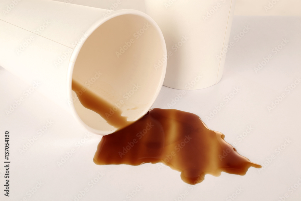 Verschütteter Kaffee aus Pappbechern Stock-Foto | Adobe Stock